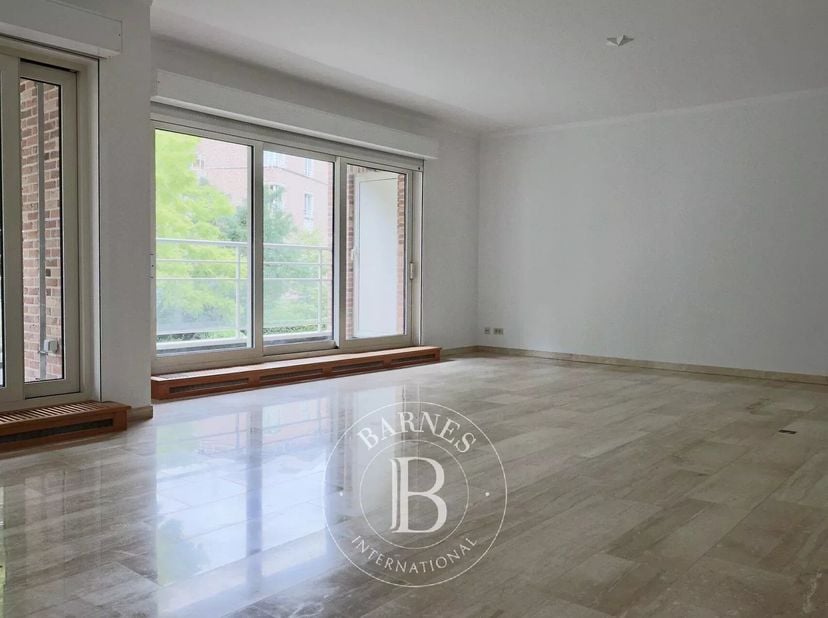 Avenue d&#039;Italie, au premier étage dans un parc, cet appartement lumineux de 3 chambres (19m², 16m², 13m²) se compose d&#039;un séjour de 45m², d&#039;une cuisin