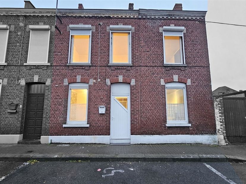 Prix: Offre à partir de 90.000 euros, frais d&#039;agence non inclus et à charge de l&#039;acquéreur.&lt;br /&gt;
Maison 3 chambres à rafraichir comprenant: &lt;br /&gt;
So