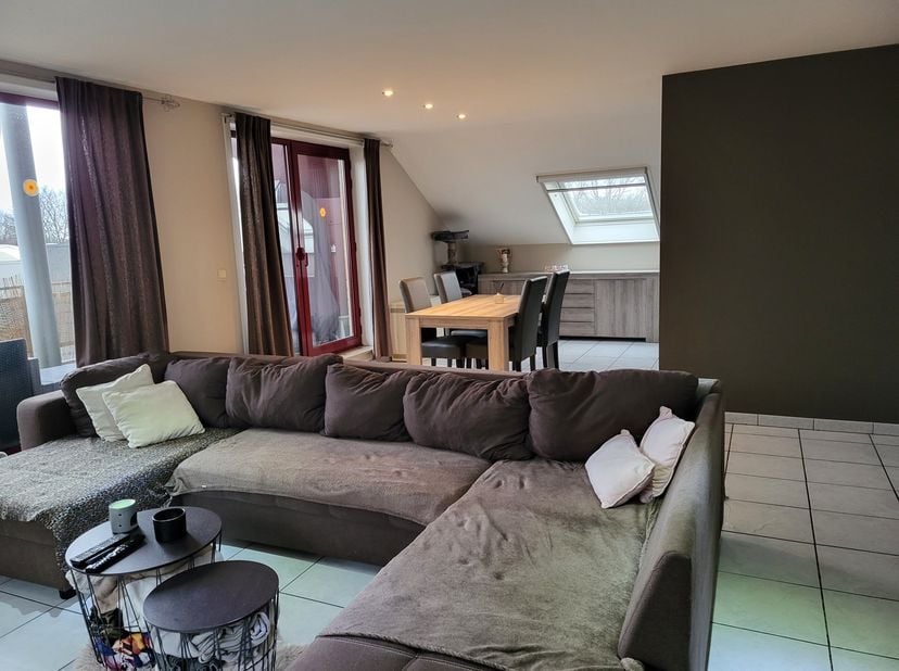 Dit ruime appartement met terras heeft een prachtig uitzicht over de velden. Het appartement is gelegen vlakbij winkels, supermarkten, bakkers en het