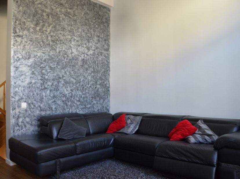 Dit volledig gemeubileerde en uitgeruste triplex ligt in een rustige, gewilde buurt en zal je veroveren met zijn ongebruikelijke indeling, helderheid