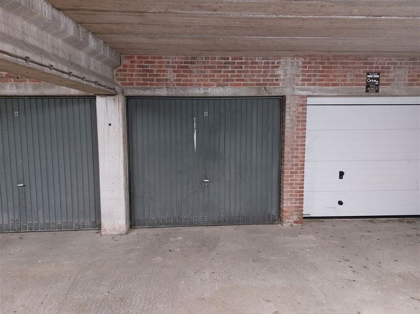 Afgesloten garagebox te koop in centrum van Mortsel.&lt;br /&gt;
Op het laagste niveau van het complex is garagebox nr. 23 te koop. Deze is ongeveer 2.5 x 5