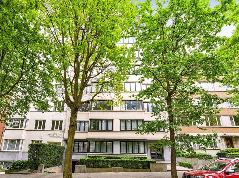 Quartier Franklin Roosevelt, à proximité du Bois de la Cambre et de l&#039;ULB, bel appartement dans immeuble des années 60, situé au 6ème étage avec magni