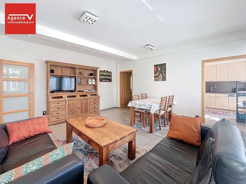 Dit instapklaar appartement bevindt zich in het gezellige en bruisende &quot;Mariakerke&quot; op de eerste verdieping van een kleinschalig gebouw dewelke tevens
