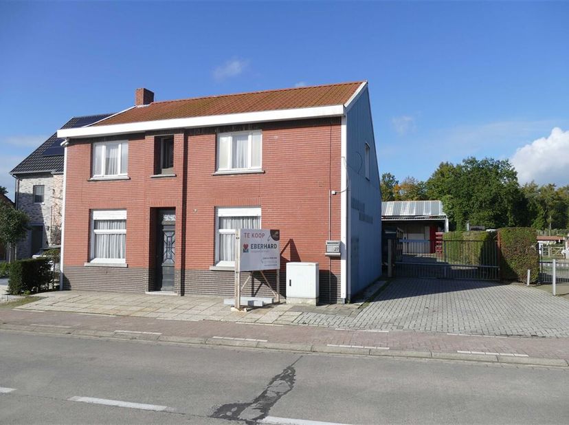 Te koop: twee aanliggende woningen met stallingen en magazijnen  ideaal voor zelfstandigen, hobbyisten of handige Harry&#039;s.&lt;br /&gt;
Woning 1  de karakter