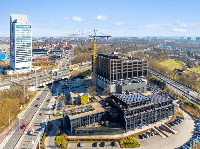 Deze nieuwbouw kantoren van maar liefst 2.429 m² zijn fenomenaal gelegen en te huur met een uitstekende zichtbaarheid langs de drukbezochte Kortrijkse