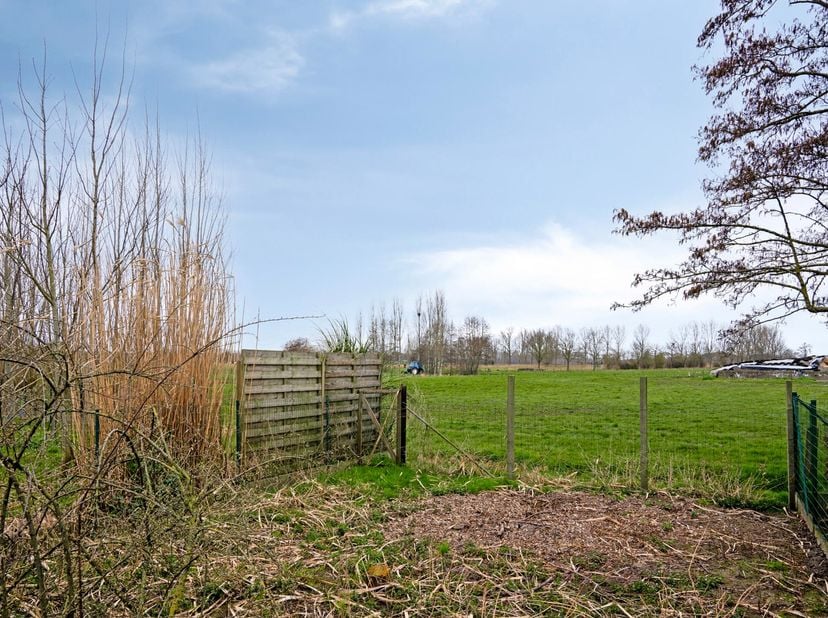 Deze te renoveren woning biedt veel mogelijkheden om er een eigen persoonlijke touch aan te geven. De ruimtes zijn er; ze wachten enkel nog op een nie