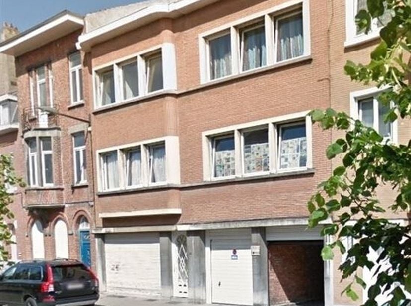 OPPORTUNITE D&#039;INVESTISSEMENT! A proximité de la place du miroir, du parc, Everest properties vous propose un  lot de 23 garages (box fermés). 23 box s