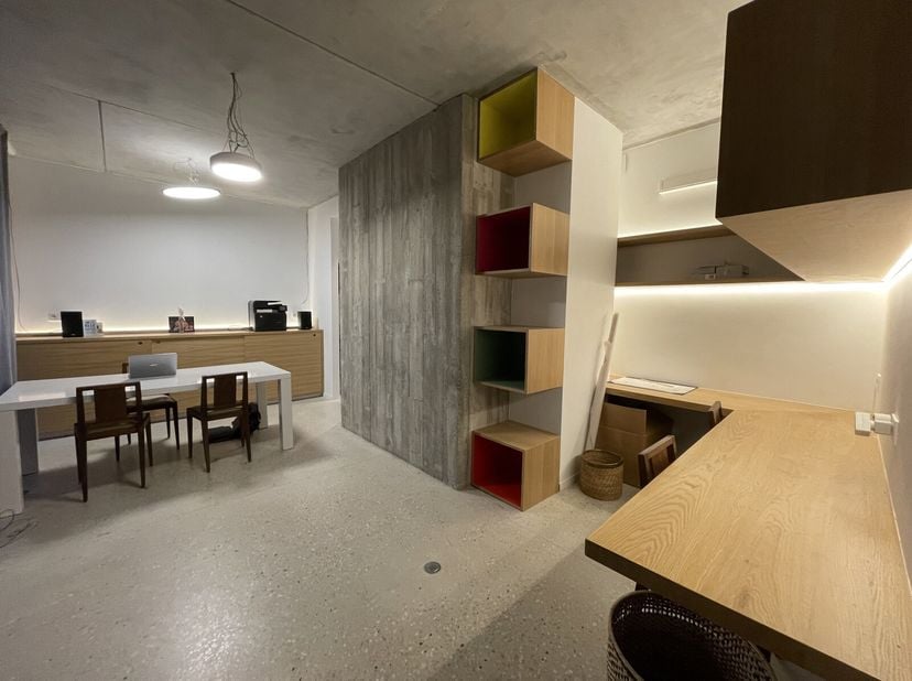 Proximité Bascule / Chatelain . Bureau avec un espace de rangement et bureau intégré d&#039;une superficie d&#039;environ 30m²  avec une kitchenette et toilette