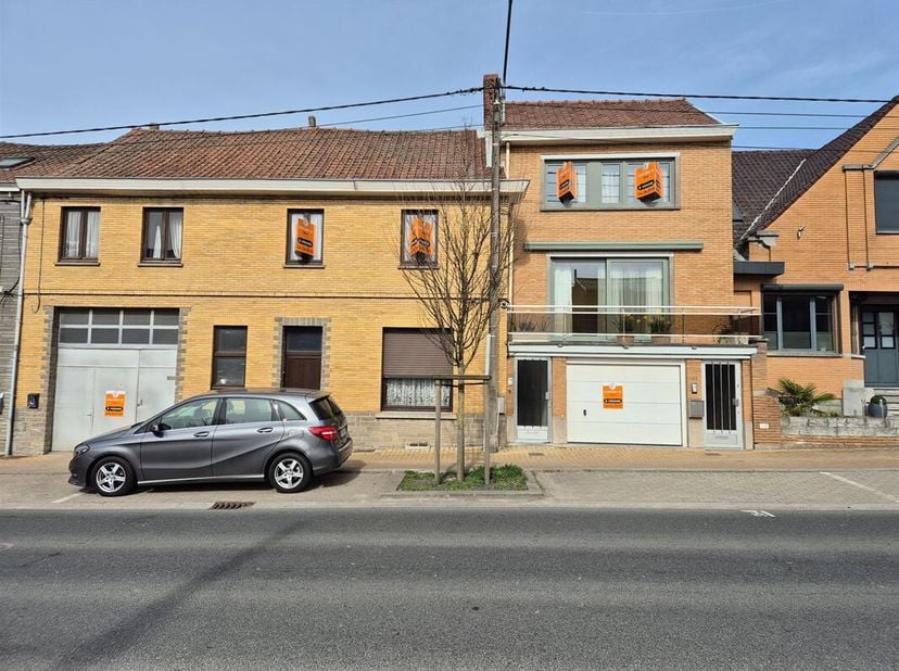 Ensemble immobilier comprenant 1 bel étage de +- 188m², 1 maison d&#039;habitation de +-211m², et 2 appartements de +- 68m² et 49m² ,  ainsi que 2 parcelle