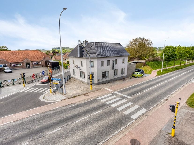 ***** Bekijkt u dit pand via Zimmo? Ga direct naar https://av-vastgoed.be/horeca/6414 waar u meer informatie terug vindt! *****&lt;br /&gt;
&lt;br /&gt;
LIGGING&lt;b