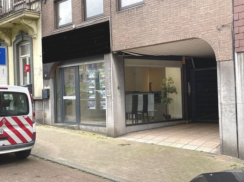 REZ-DE-CHAUSSEE A USAGE DIVERS&lt;br /&gt;
Rez-de-chaussée commercial 42 m²&lt;br /&gt;
Sous-sol : réserve, wc individuel, bureau 20 m²&lt;br /&gt;
Equipements : agréat