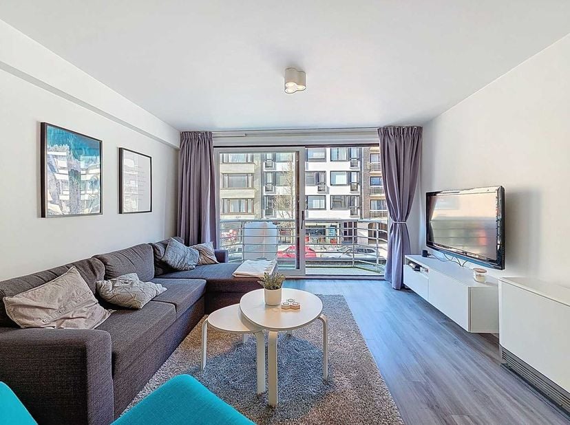 Instapklaar en centraal gelegen appartement in de winkelstraat van Nieuwpoort-bad, nabij de zeedijk en het strand. &lt;br /&gt;
Indeling: Inkom met apart to
