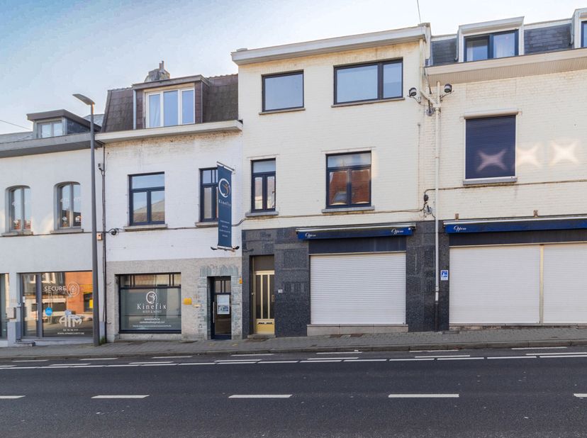 WEZEMBEEK-OPPEM : Appartement avec 2 chambres (13 et 5 m²) dans une petite résidence, un salon/salle à manger, une cuisine, un WC séparé, une salle de