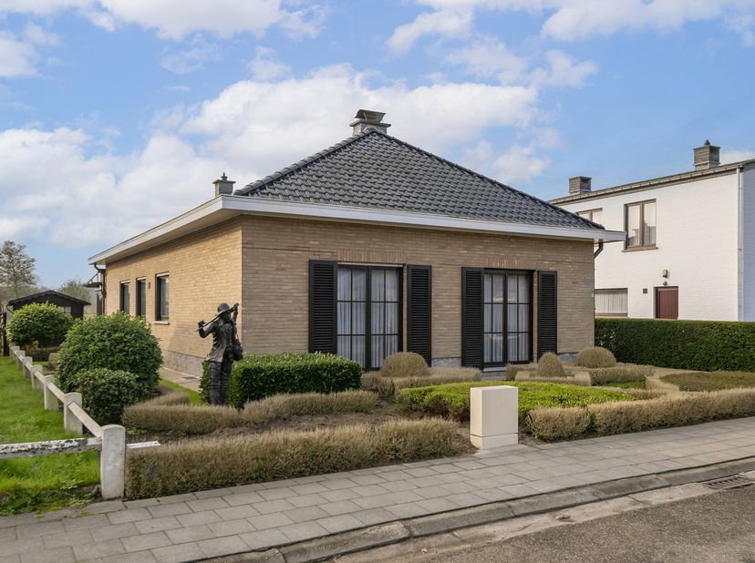 Op zoek naar een instapklare woning met karakter én comfort op een vlot bereikbare locatie? Welkom in deze charmante en uitzonderlijk goed onderhouden