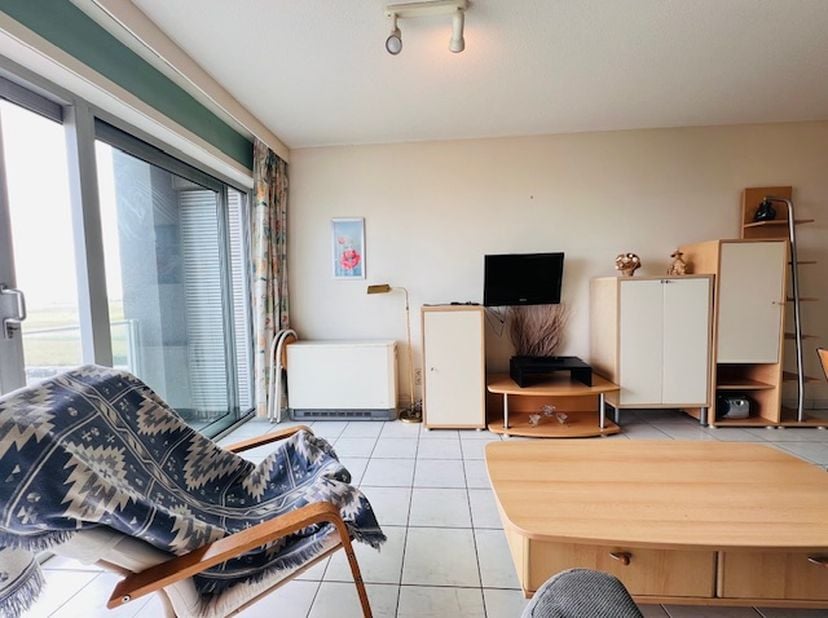 Wakker worden met zicht op de duinen en de eerste zonnestralen die je appartement binnenvallen? Dit charmante, op te frissen appartement met 1 slaapka