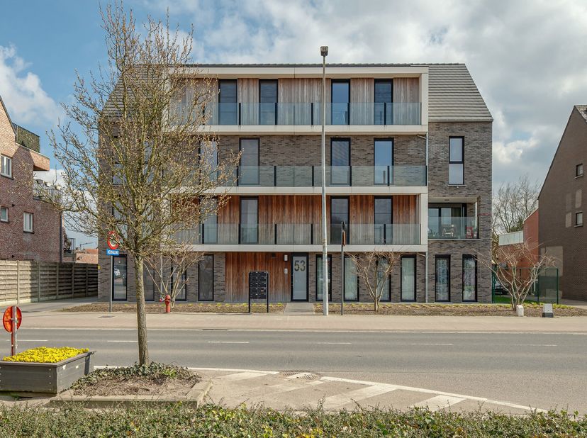 Dit instapklare gelijkvloers appartement (bouwjaar 2019) biedt een combinatie van modern comfort, energiezuinigheid en een uitstekende ligging in het