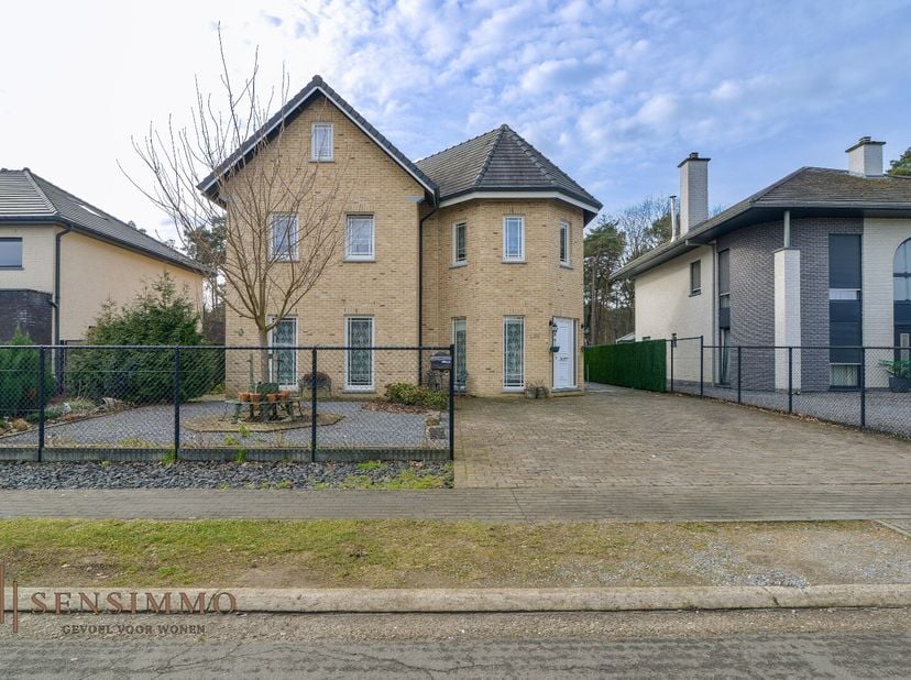 Deze prachtige open bebouwing is gelegen in Maasmechelen en heeft alles wat je zoekt in een droomwoning. Met een ruime tuin, een gezellig terras en ee