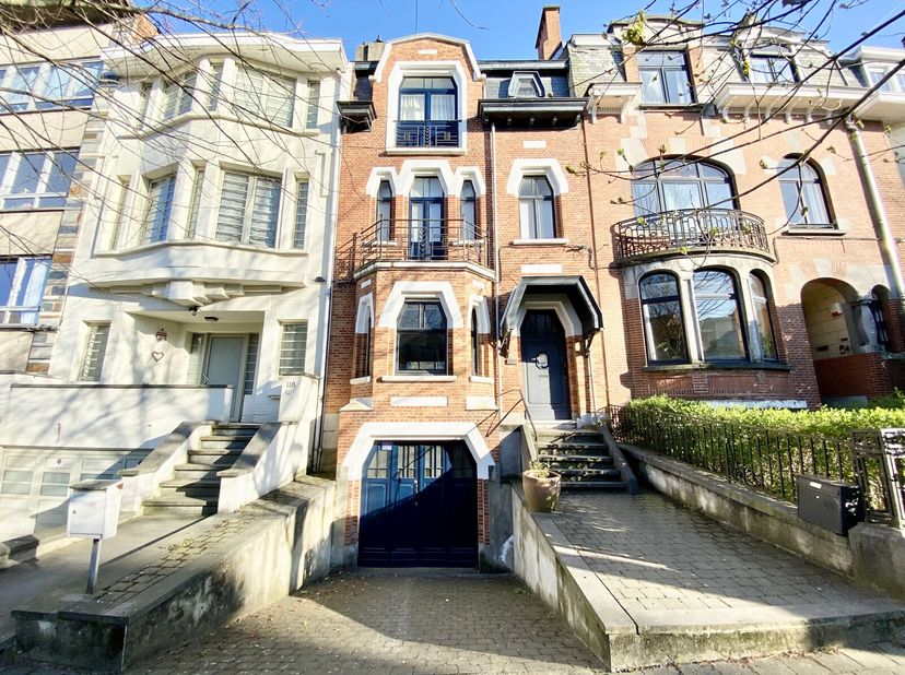 Victoire Junot vous propose une magnifique maison dans le quartier du Diamant.Elle se compose au rez de chaussée : D&#039;un hall dentrée, un grand living,