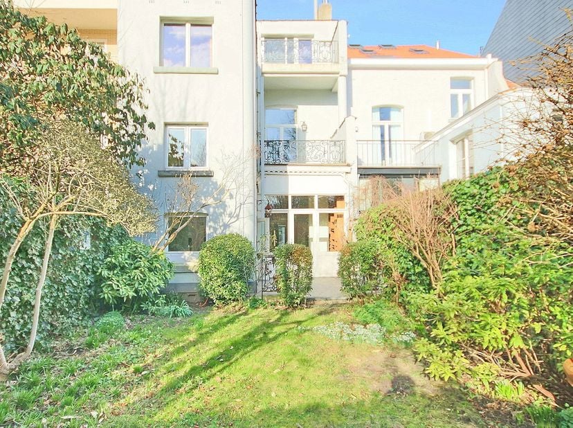 Op de begane grond: inkomhal, lichte leefruimte met nieuwe, volledig ingerichte keuken. Apart toilet. Op de bovenste verdiepingen: 5 ruime slaapkamers