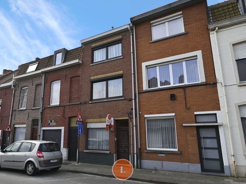 Gezellige starterswoning met stadstuin te koop!&lt;br /&gt;
Bent u op zoek naar een charmante woning die u nog volledig naar uw eigen smaak kunt opfrissen?