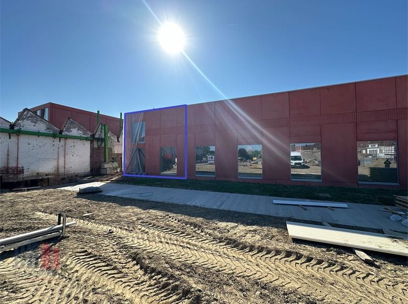 Fenomenaal gelegen nieuwbouw KMO-unit met een oppervlakte van 184 m² en 47 m² mezzanine te huur op amper 300 m van de Doorniksesteenweg met een onmidd