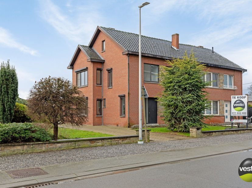 Deze gezellige en ruime gezinswoning biedt modern comfort en een uitstekende ligging op korte afstand van het bruisende centrum van Bilzen. Met een do