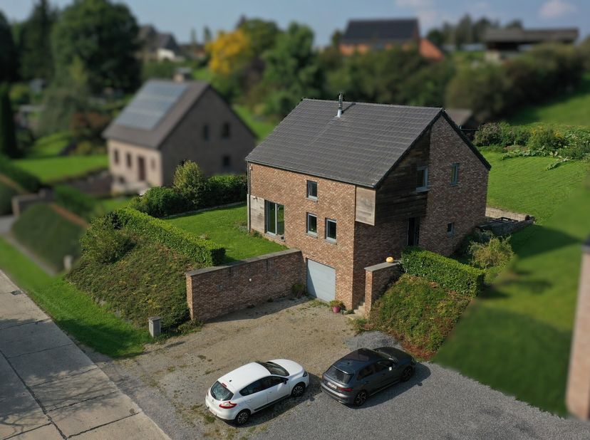 Antoineimmo vous propose cette magnifique villa 4 façades érigée en 2010. Située sur une parcelle de 890 m², cette habitation offre 150 m² habitables.