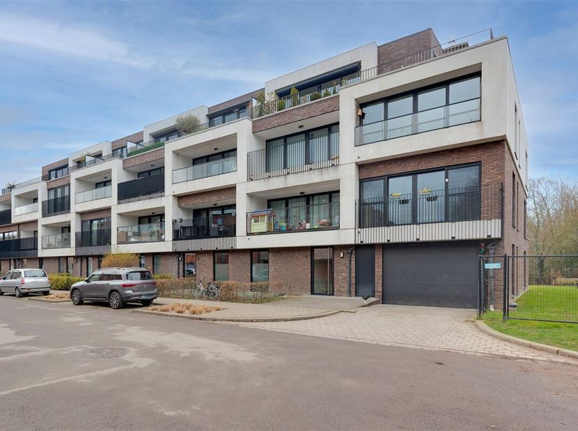 Ce bel appartement bien entretenu est situé au premier étage d&#039;un petit immeuble avec ascenseur à Deurne. De nombreux magasins, transports en commun e