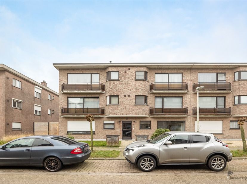 Bel appartement de plain-pied avec 2 chambres, jardin et garage.&lt;br /&gt;
Cet appartement de rez-de-chaussée bien entretenu et élégant est situé à un jet