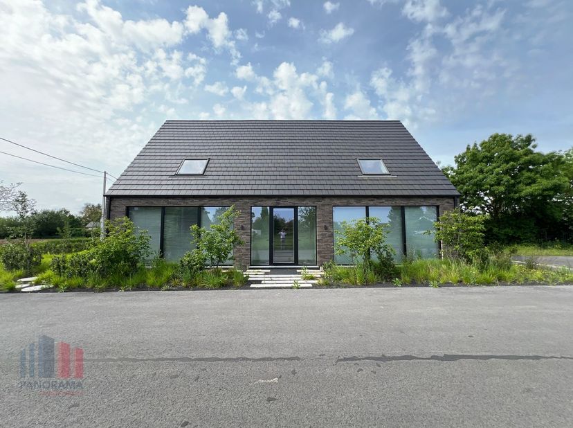 Ce bureau flambant neuf a une superficie totale de 320 m² et dispose d&#039;une salle de réunion séparée de 80 m².&lt;br /&gt;
Conçu dans un souci de fonctionnal