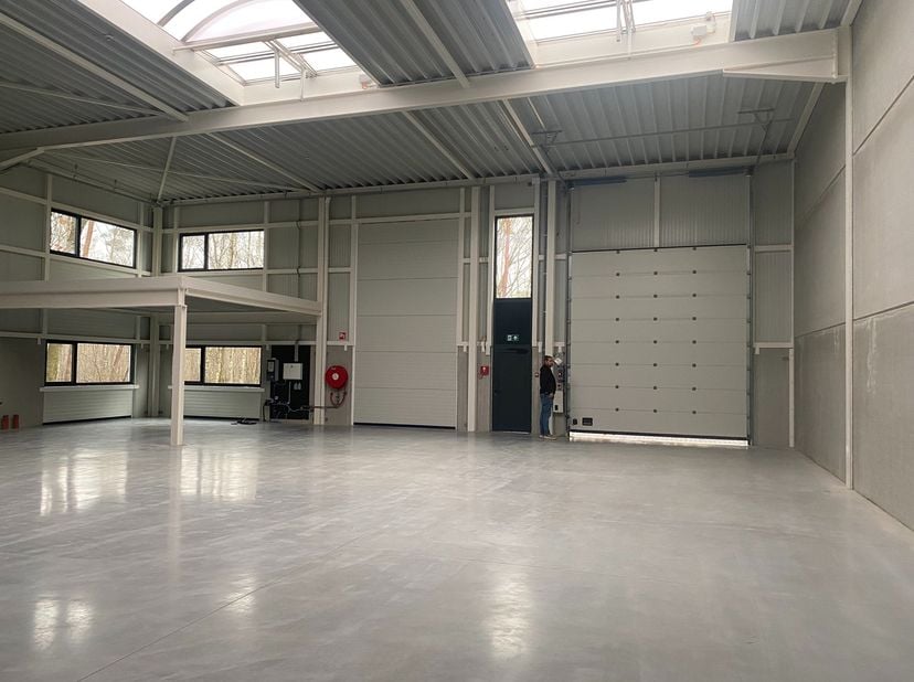 KMO-unit E06 heeft een grondoppervlakte van 324m² met een extra mezzanine van 34m² die kan dienen als kantoorruimte. De KMO-unit is gelegen in het nie