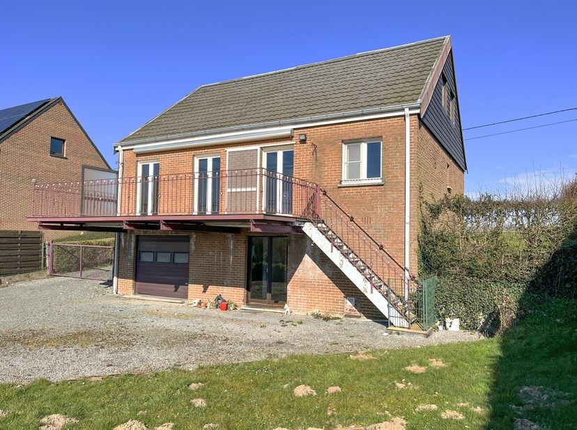 Villa 4 gevels van 135m 2 bewoonbaar, geheel onder kelder (65 m²), gelegen in een aangename leefomgeving, verfraaid met een terras op het zuiden, een