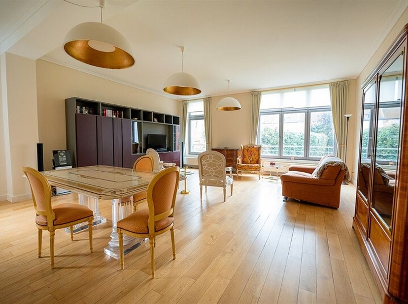 Situé au 1er étage de la résidence &quot;Le Clos des Dominicains&quot;, cet appartement de standing offre une superficie de 185 m2. &lt;br /&gt;
Il se compose d&#039;un jo