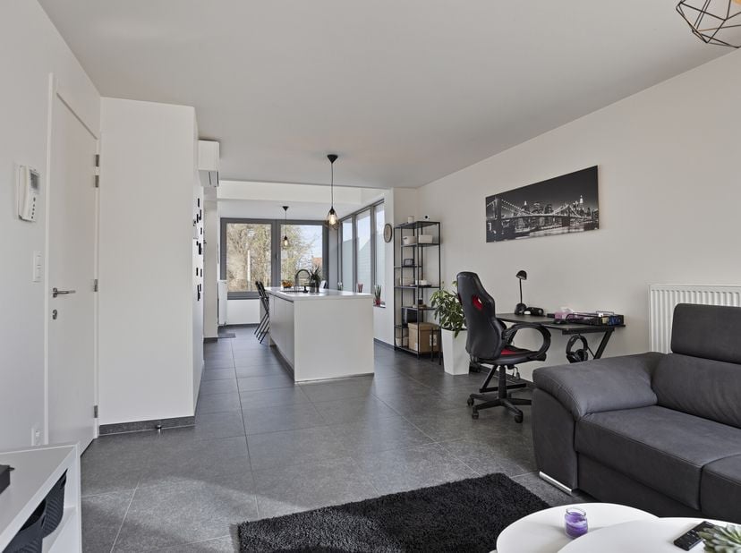 Dit leuk duplexappartement is perfect gelegen: op wandelafstand van alle winkels en voorzieningen.&lt;br /&gt;
Het appartement is opgedeeld met een slaapkam