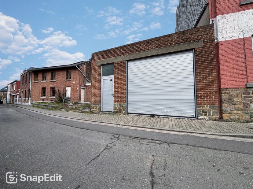 L&#039;agence Skyimmo vous propose cet entrepôt spacieux de 220m², idéal pour divers projets ! cet entrepôt est composé comme suit :&lt;br /&gt;
RDC : hall d&#039;ent