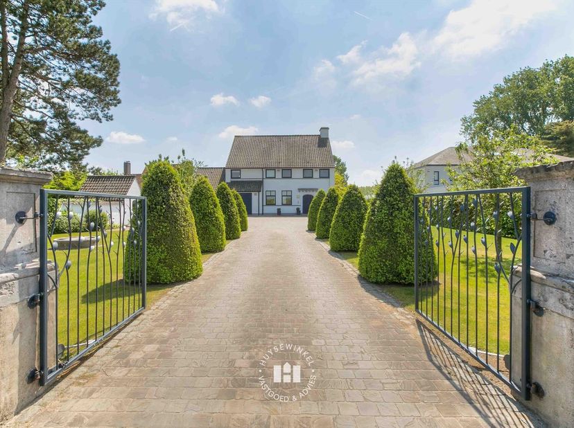 Deze villa is gelegen te Bachte-Maria-Leerne op enkele minuten van Deinze centrum, Sint-Martens-Latem, oprit E40, ... Dankzij de oprijlaan, omgeven do