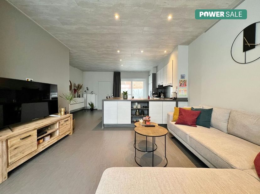 Gerenoveerde (2019), energiezuinige woning te koop in Langemark centrum met 2 ruime slaapkamers en leuke binnentuin met uitweg achteraan! &lt;br /&gt;
Geleg