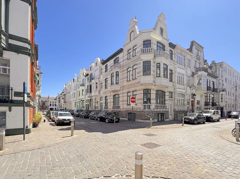Eclectisch burgerhuis opgetrokken in 1907 met karakteristieke gevel in wit en lichtblauw geglazuurde bakstenen. Gelegen vlakbij zee en strand, Thermae