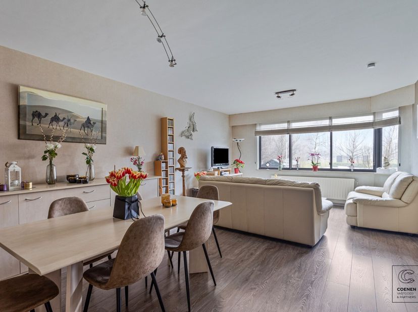 Dit charmante en instapklare appartement van 82m² met twee slaapkamers bevindt zich op een toplocatie te Ekeren! Bij binnenkomst leidt de ruime inkomh