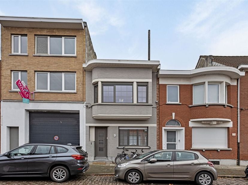 Bent u op zoek naar een instapklare woning in het hart van Wilrijk? Ontdek deze charmante, ruime gezinswoning met een moderne uitstraling en tal van t
