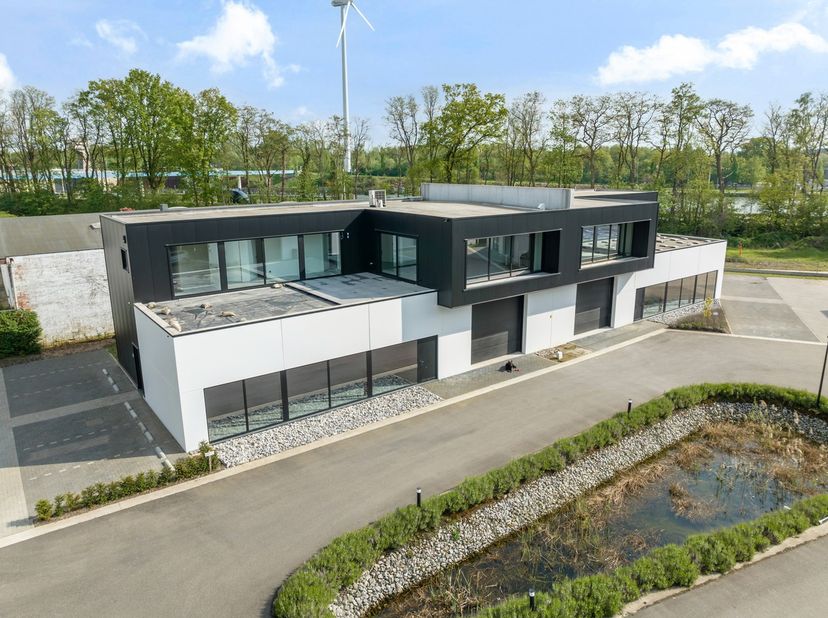 Deze nieuwbouw KMO-unit maakt een ideale combinatie van werken en wonen. Gelegen op een strategische locatie, biedt deze KMO-unit alles wat een bedrij