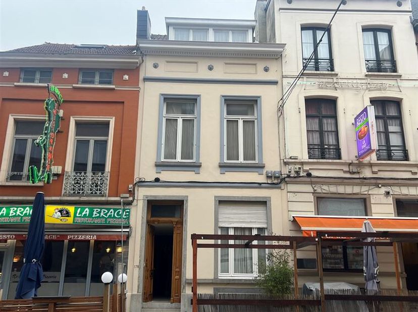 Au coeur du quartier Européen, à quelques mètres de la place Schumann, Mejama Real Estate vous propose cette belle maison de +/- 150m2 hors caves, qui