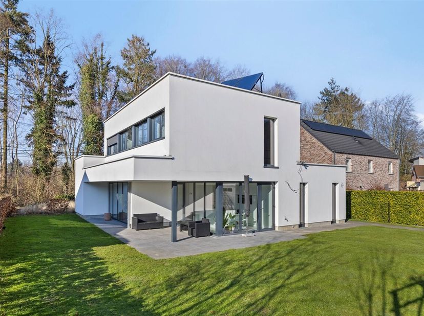 Moderne en energie-vriendelijke villa op een mooi perceel van 7a17ca in rustige straat met zicht over de velden te JEZUS-EIK. De villa bevat een bewoo