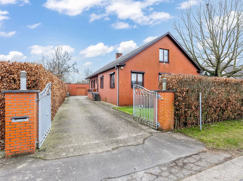 Royaal opgezette jaren &#039;80 villa met een riante achterbouw van maar liefst 200m2 op 11a90ca, gelegen op een voortreffelijke locatie te Diepenbeek. Hie