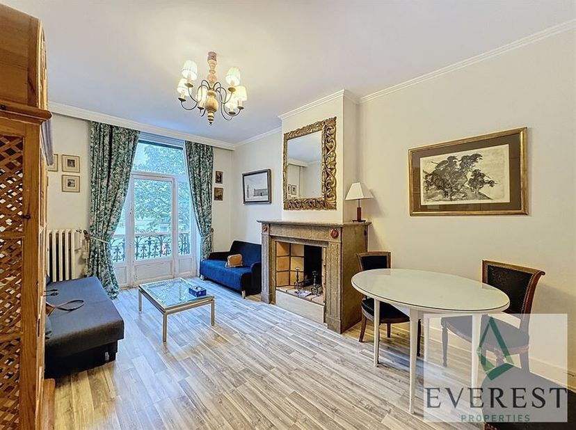 Huurtype EVEREST Gelegen in de populaire Kasteleinwijk, dichtbij openbaar vervoer en alle voorzieningen, prachtig gemeubeld appartement van ±55m² op d