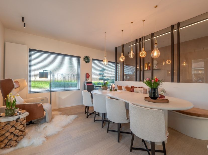 Prachtige alleenstaande woning met smaak gerenoveerd op een topligging in de Kalfstraat te Knokke.&lt;br /&gt;
Indeling: Inkomhall met apart toilet prachtig