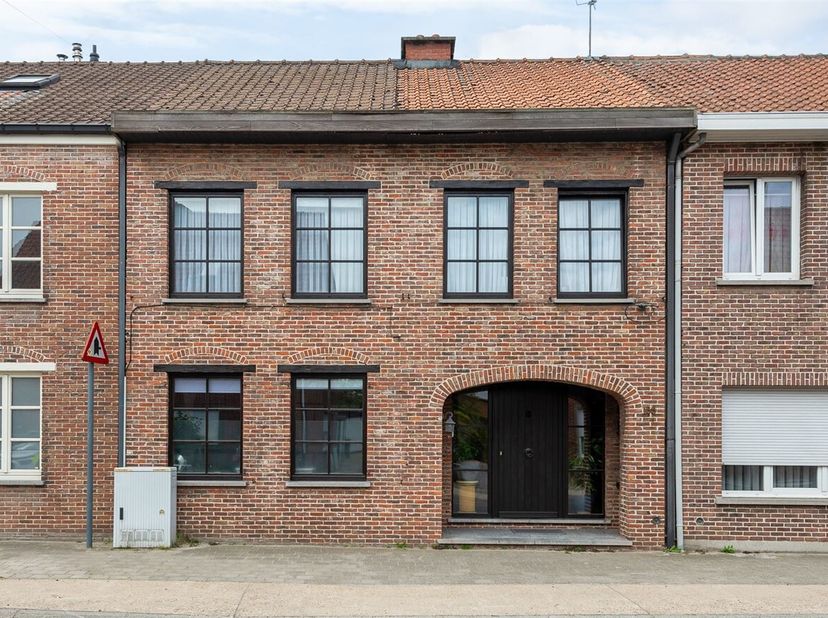 Karaktervolle woning met 4 slaapkamers en tuin.&lt;br /&gt;
Ligging:&lt;br /&gt;
Dit huis is gelegen nabij het centrum van Haasdonk, dichtbij winkels en invalsweg