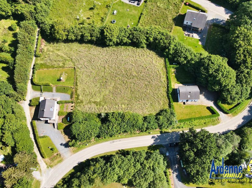 Mooi vlak terrein in een verkaveling van 3 kavels. Dit terrein is lot 4.&lt;br /&gt;
     Volledig uitgerust (water + elektriciteit)&lt;br /&gt;
     De documente