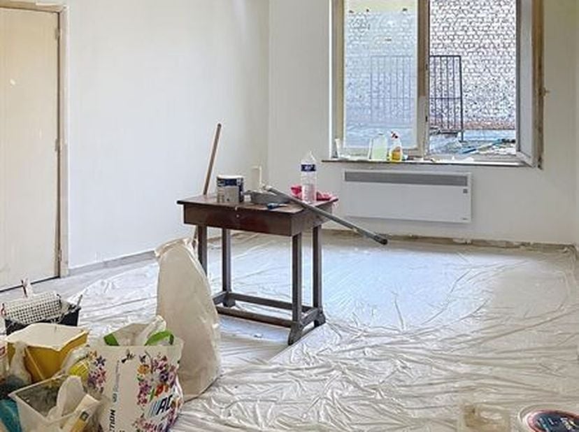 Dichtbij het stadscentrum, station Brussel-Zuid, Thalys en TGV en openbaar vervoer. Mooie studio van ±42m², volledig gerenoveerd. Het bestaat uit een