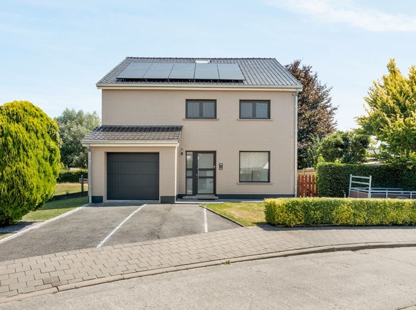 Een oase van licht, ruimte en comfort – wonen in het hart van Hooglede&lt;br /&gt;
&lt;br /&gt;
Welkom in deze alleenstaande gezinswoning waar elegantie, function
